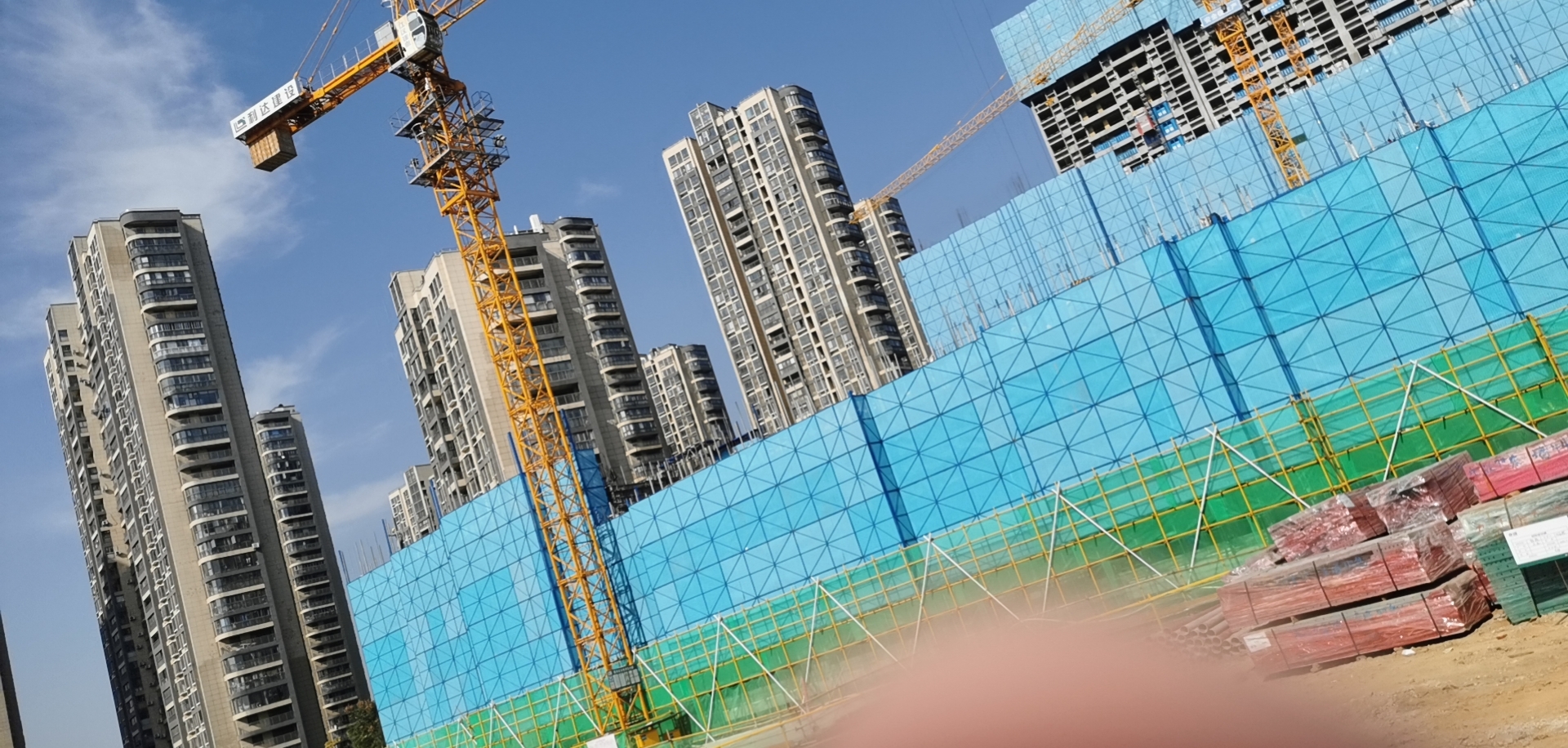 現(xiàn)在建筑施工為什么都在用爬架？