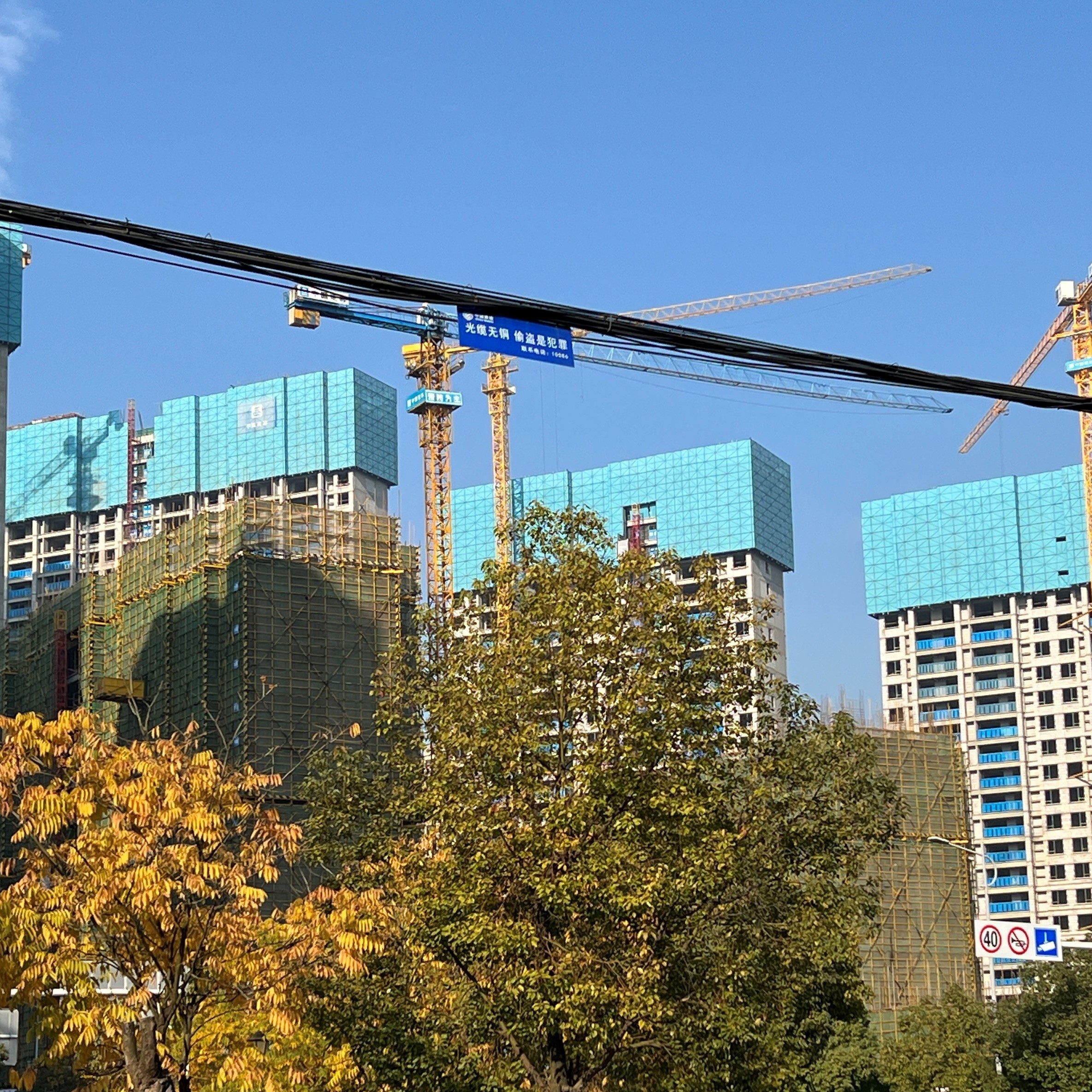 為什么現(xiàn)在建筑施工單位用半鋼爬架的少？