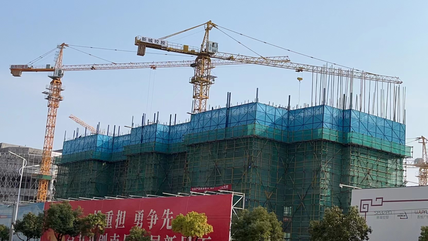 高層附著式爬架在高層建筑施工中的應用