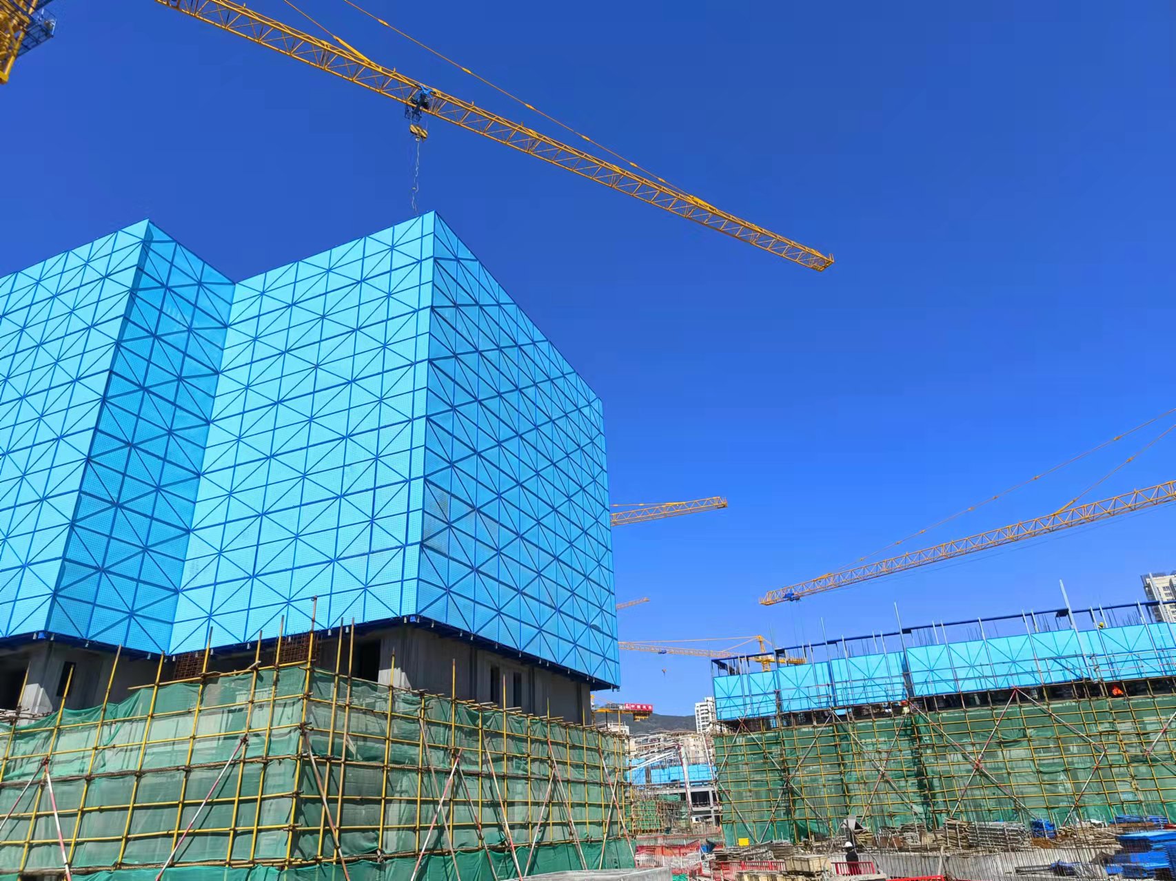 高層建筑使用爬架會大大節(jié)約成本、縮短工期